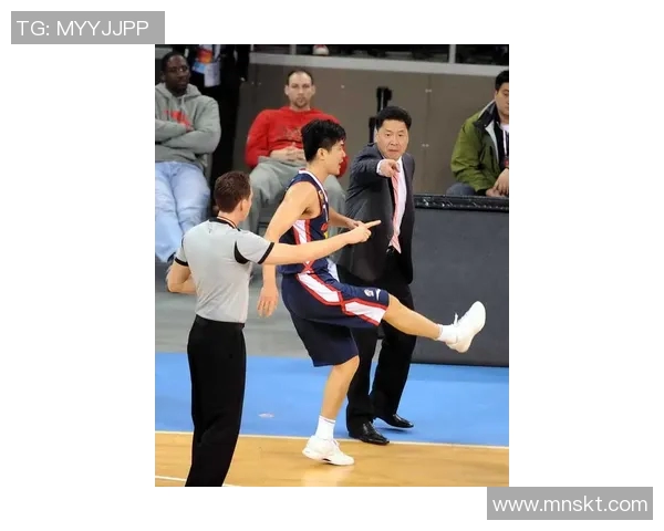 东契奇赛场细节动作被镜头捕捉引发球迷热议讨论不断 东契奇赛场细节动作被镜头捕捉引发球迷热议讨论不断