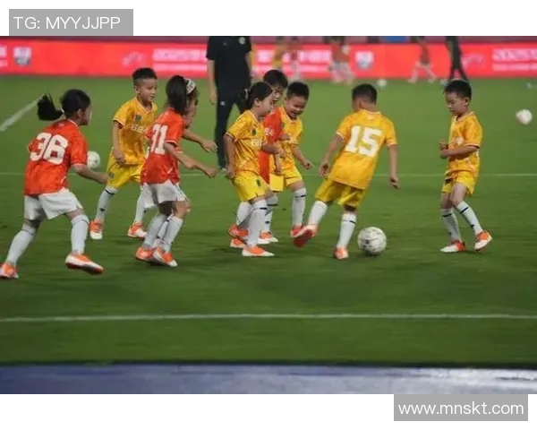 中国小学生足球赛决赛气氛火热赛场表现堪比职业联赛引全场观众热烈喝彩 中国小学生足球赛决赛气氛火热赛场表现堪比职业联赛引全场观众热烈喝彩