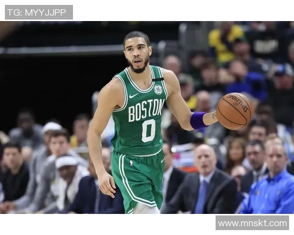 塔图姆赛场小动作引发广泛热议 球迷媒体纷纷讨论其真实用意