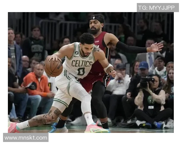 球迷炸锅:塔图姆这一行为引热议! 球迷炸锅:塔图姆这一行为引热议!