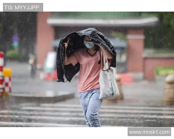 独家画面：外援雨中苦练，拼搏精神感人